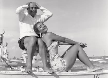 María Callas y su primer marido Giovanni Battista Meneghini en el Lido de Venecia en 1950. (Photo by Archivio Cameraphoto Epoche/Getty Images)