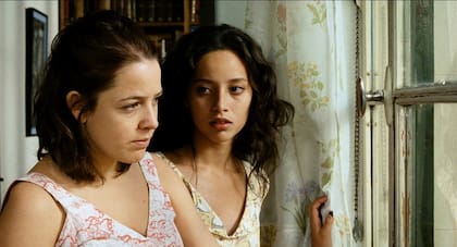 Salas junto a María Canale, en el film de 2012 Abrir puertas y ventanas, de Milagros Mumenthaler