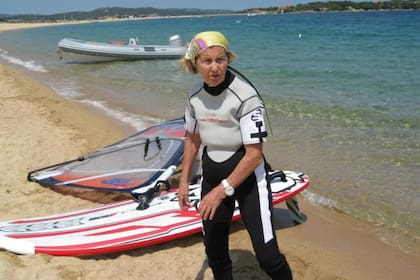 María Carla Rivano, es la windsurfista más longeva de Italia y revela su secreto para llevar a los 98 años