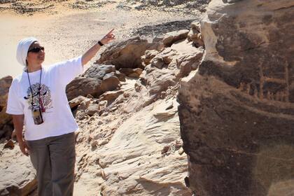 María Carmela Gatto en Nag el-Hamdulab, Egipto, junto a uno de los dibujos rupestres que descubrió