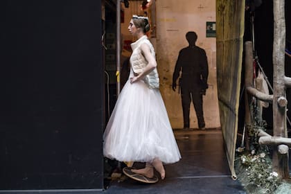 María Celeste Losa estira los pies en el backstage de una función de "Giselle", título en el que suele representar a Mirtha, la reina de las Willis: "Me encanta hacer roles que puedan mostrarle al público cuán fuerte puede llegar a ser una mujer.