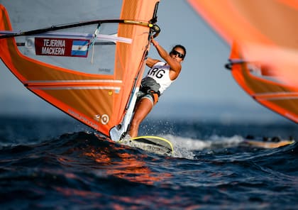Maria Celia Tejerina, en acción durante las carreras de mujeres windsurfistas en el puerto de yates de Enoshima