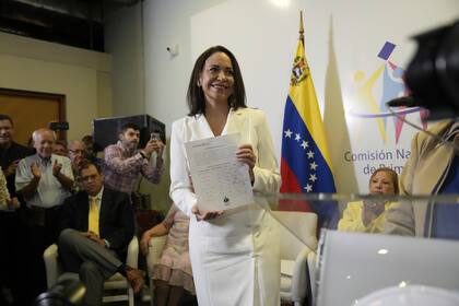 María Corina Machado asiste a una ceremonia de la Comisión Nacional de Primarias en la que se reconoció su victoria en las elecciones organizadas por la oposición
