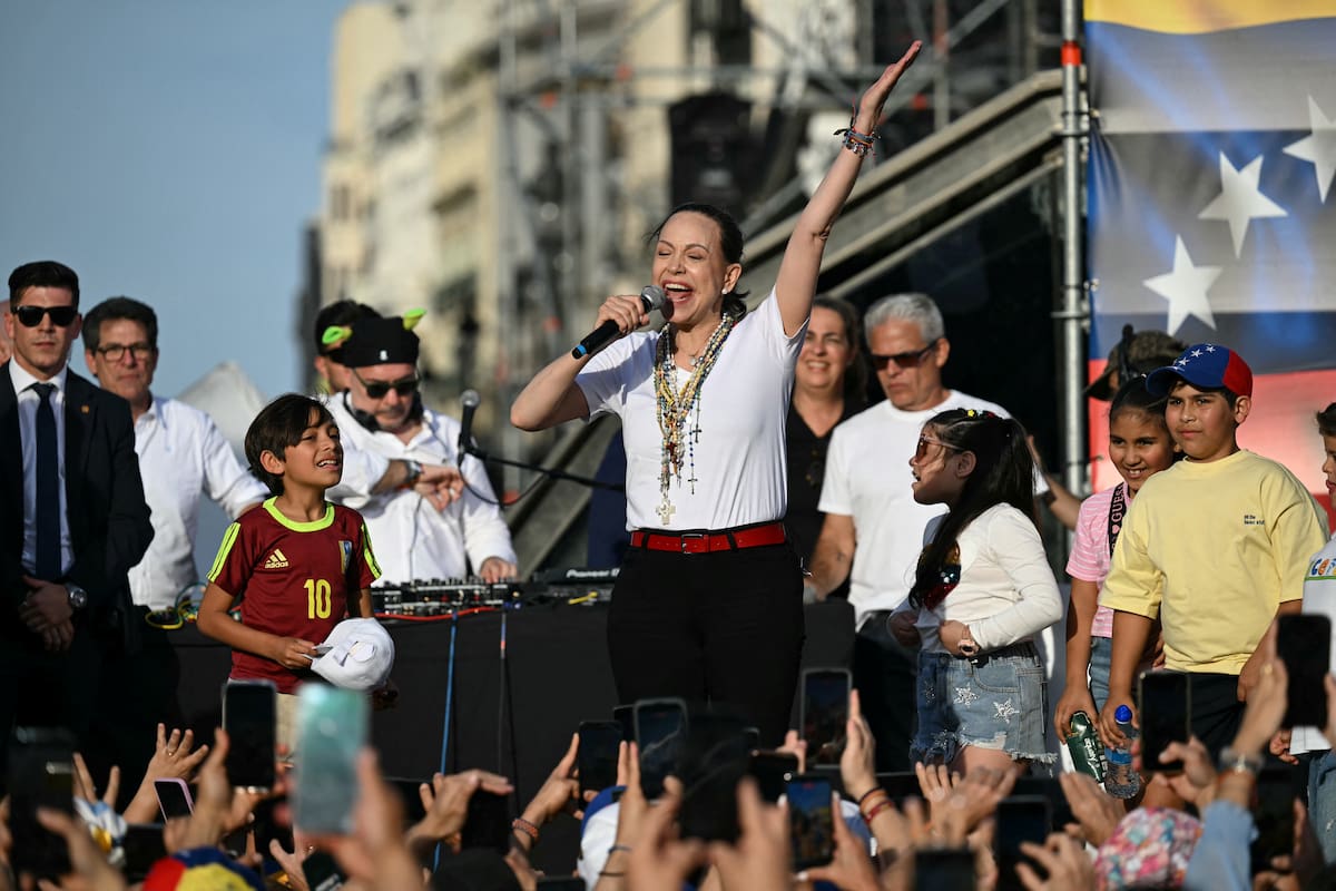 Machado Desata Pasión en Madrid y Exige Elecciones Libres