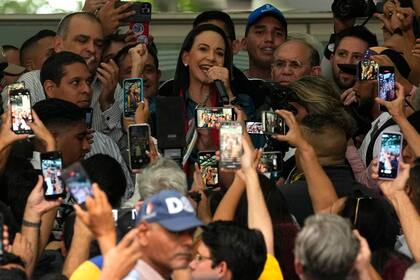 María Corina Machado habla con sus simpatizantes después de inscribirse para participar en las elecciones primarias (Archivo)