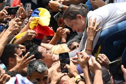 María Corina Machado lleva meses recorriendo pueblos golpeados por años de crisis.