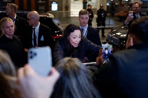María Corina Machado salta las ballas para saludar a simpatizantes