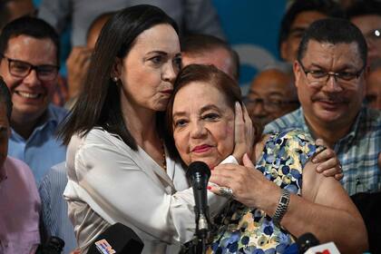 María Corina Machado y Corina Yoris, en Caracas. (Federico Parra / AFP)