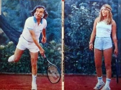 María Cristina observa atentamente el saque de Menem.