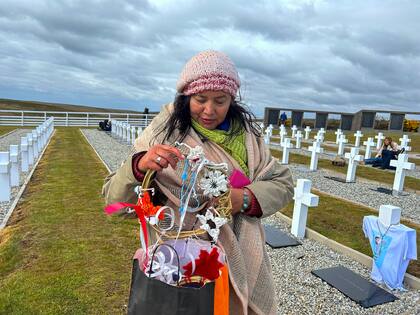 María Cristina Sosa, con manos llenas de amor y gratitud, creó coronas para homenajear a los héroes de Malvinas