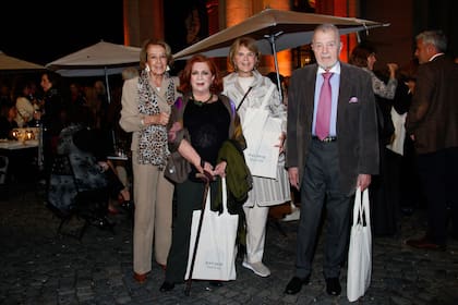 María del Carmen Cerruti de Zorreguieta, María Teresa González, Magdalena Cordero, Alejandro Cordero.