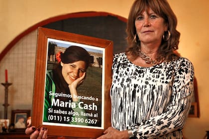 María del Carmen Gallegos, la madre de María Cash, con una foto de su hija
