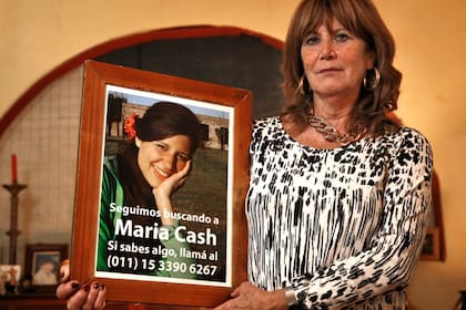 María del Carmen Gallegos, la madre de María, con una imagen de su hija