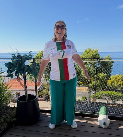 María Dolores dos Santos Aveiro, la madre de Cristiano Ronaldo, es conocida en Portugal como la “mãe coragem”, la madre coraje, por una vida marcada por la pobreza y las dificultades