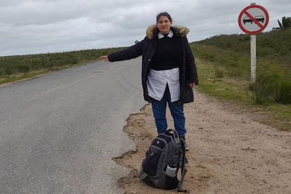 María Domínguez no tiene otra forma de llegar a la escuela rural que no sea mediante la generosidad de quienes viajan por la ruta