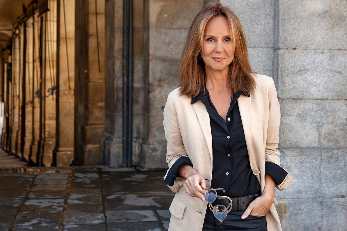 María Dueñas regresa con "Sira", la secuela de "El tiempo entre costuras"
