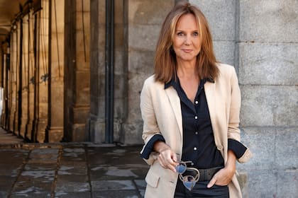 María Dueñas regresa con "Sira", la secuela de "El tiempo entre costuras"