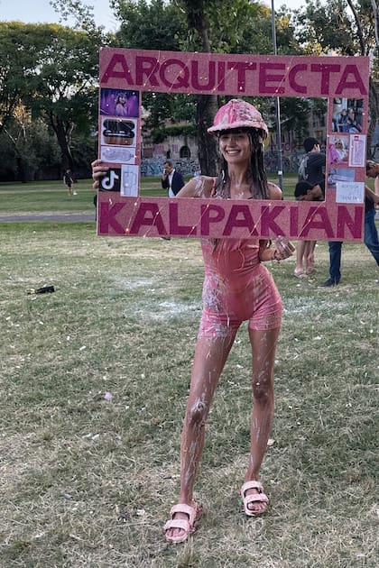 María, durante los festejos cuando se recibió de arquitecta en la Universidad Torcuato Di Tella, en diciembre de 2024. Su futuro marido también es arquitecto, se conocieron estudiando