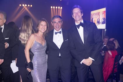 María Egidy, Damián Pozzoli (director de Banco Macro) e Iván de Pineda, a pura risa