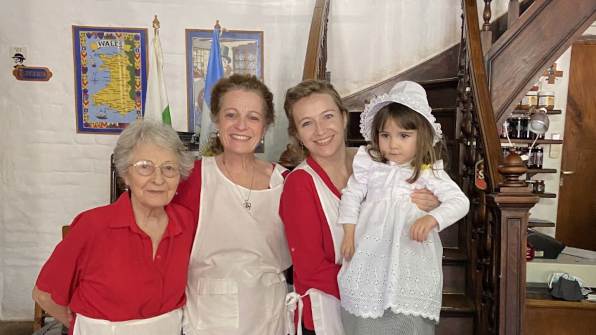 María Elena Naso, su hija Sonia y su nieta Camila con su bisnieta.