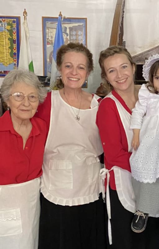 María Elena Naso, su hija Sonia y su nieta Camila con su bisnieta.