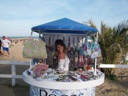 María Elena Tapia Troncoso en uno de sus carros en Playa Grande, Mar del Plata, 2011