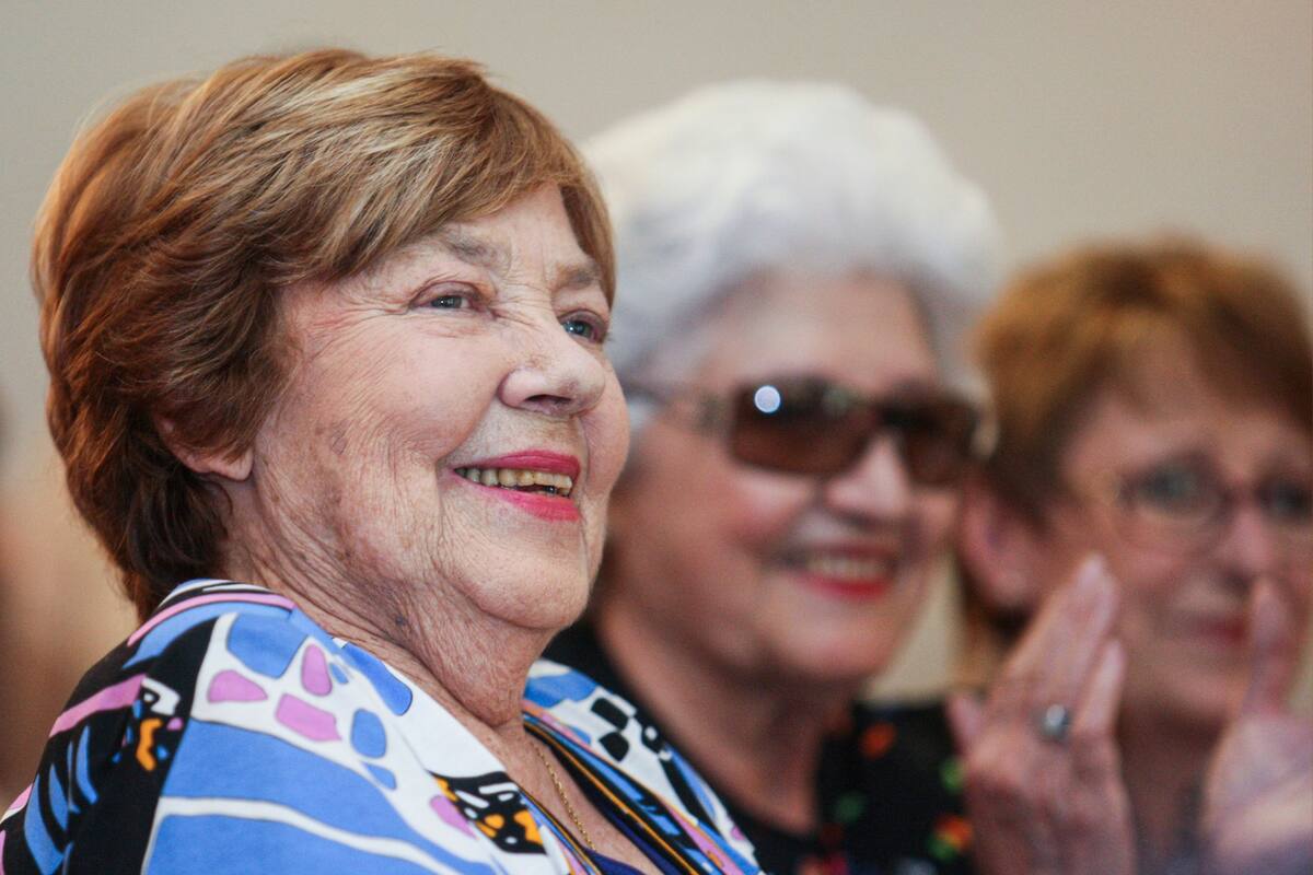 María Elena Walsh. Detrás Sara Facio.