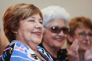María Elena Walsh. Detrás Sara Facio.