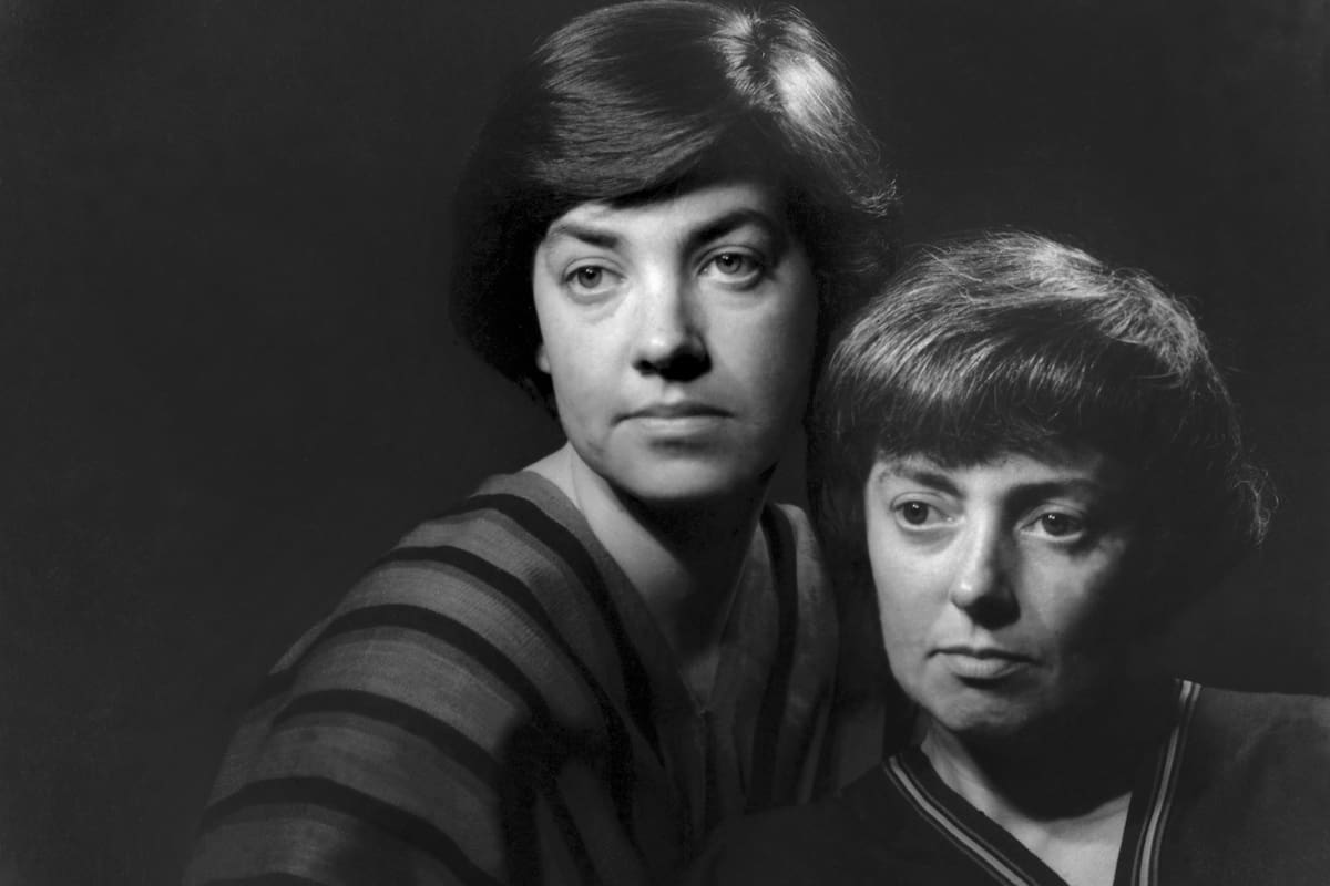 María Elena Walsh y Leda Valladares en su gira por París, en 1954