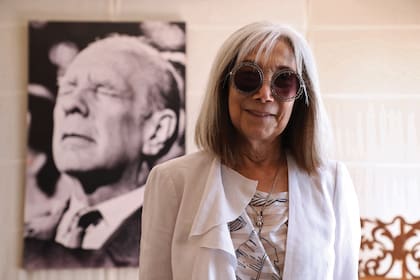 María en la Fundación Jorge Luis Borges, junto a un retrato de su marido, en 2018.