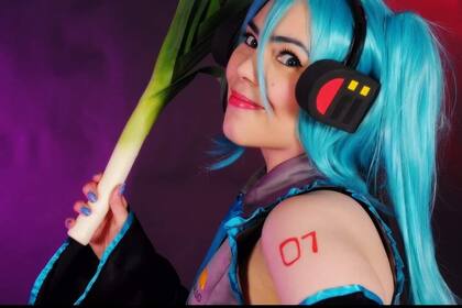 María es capaz de interpretar el arte surrealista de una exitosa cantante llamada Hatsune Miku, la figura más popular del Japón que convoca a millones de seguidores