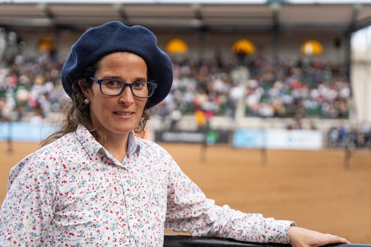 María Eugenia Bustos observa la jura en la pista central de Palermo