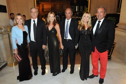 La trilliza María Eugenia (primera, de izquierda a derecha) junto a su marido, Horacio Laprida