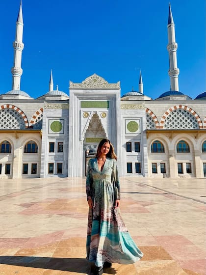 María Eugenia Suárez visitó la Mezquita Camlica