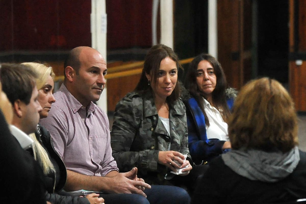 María Eugenia Vidal con vecinos en Quilmes