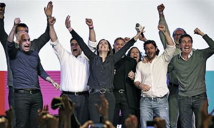 María Eugenia Vidal, exultante, celebró con sus compañeros de Pro; la acompañan Rodríguez Larreta, Jorge Macri, Bergman, Salvai y Santilli