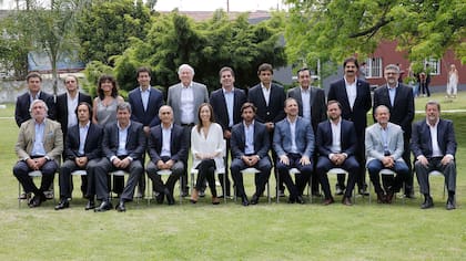 María Eugenia Vidal junto a su Gabinete, hoy, en el microestadio de Lanús
