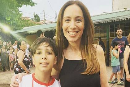 María Eugenia Vidal junto a su hijo Pedro en su egreso de primaria.