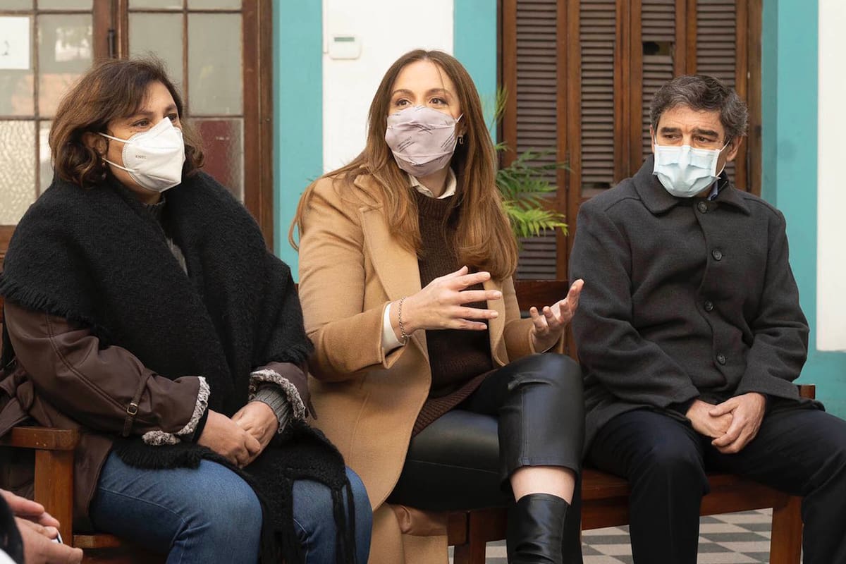 María Eugenia Vidal recorrió el Hospital Muñiz junto a Paula Oliveto y Fernán Quirós durante una actividad de campaña