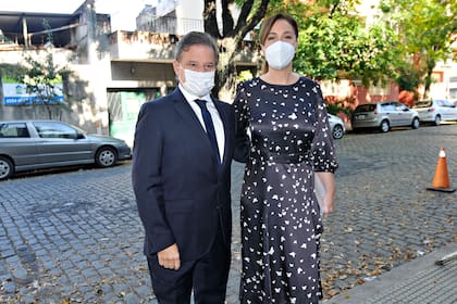 Maria Eugenia Vidal y Enrique Sacco entrando a los estudios La Corte, este sábado al mediodía