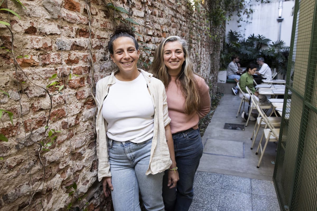 María Eugenia y Franca Mandia, al frente de la cantina que lleva su apellido