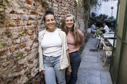 María Eugenia y Franca Mandia, al frente de la cantina que lleva su apellido