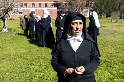 María Fátima, superiora del Monasterio de la Visitación, recorre junto a otras religiosas los jardines del predio de dos hectáreas