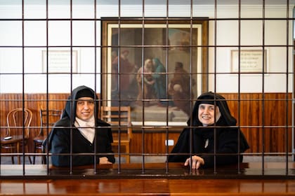 María Fátima y María Gabriela conversan desde el locutorio del Monasterio de la Visitación, separadas de los visitantes por la reja que delimita la clausura