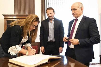 María Fernanda Iza al momento de firmar su nombramiento en julio