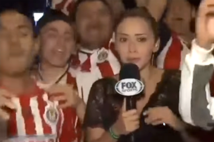 María Fernanda Mora, reportera de Fox Sports, fue manoseada por un hincha del Chivas de Guadalajara cuando festejaba la obtención de la Liga de Campeones de la Concacaf.