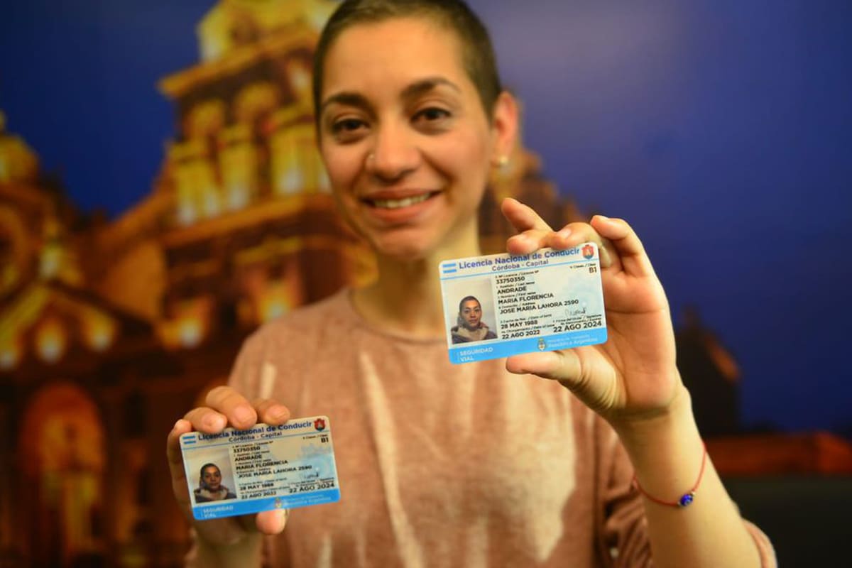 María Florencia Andrade con su licencia de conducir