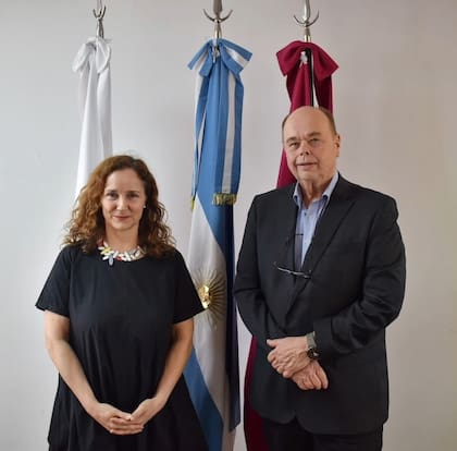 María Florencia Ripani, rectora de la UdelaCiudad, le entregó al experto docente finlandés Jari Lavonen, el primer doctorado honoris causa de esa casa de estudios