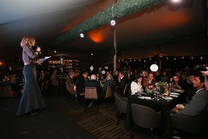 María Freytes en la cena por el 20 aniversario de Fundación Pescar. "Fundada en 2003 por Edgardo Palmero, Eduardo Novillo Astrada y Silvia Uranga–, junto a la Universidad del Salvador y la Asociación Conciencia, inspirados en el ejemplo de la Fundação Projeto Pescar Brasil, se propusieron formar a personas en situación de vulnerabilidad para que pudieran insertarse en el mundo del trabajo"