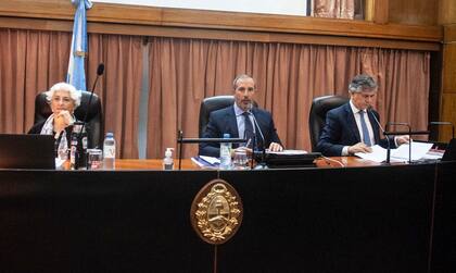 María Gabriela López Iñiguez, en el tribunal TOF 4, junto a Guillermo Costabel y Jorge Gorini, en el comienzo del juicio por el caso Skanka